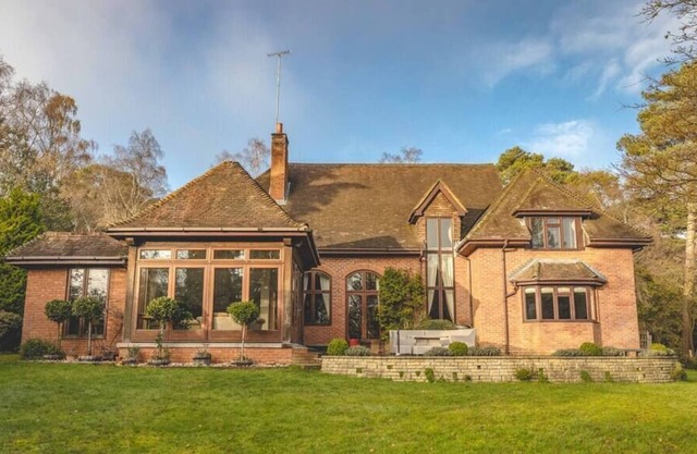 5 Bedroom Garden House in Surrey