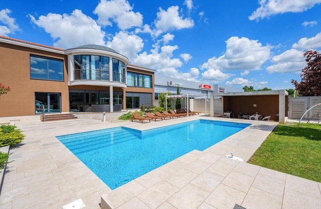 5 bedroom gorgeous home in Zminj