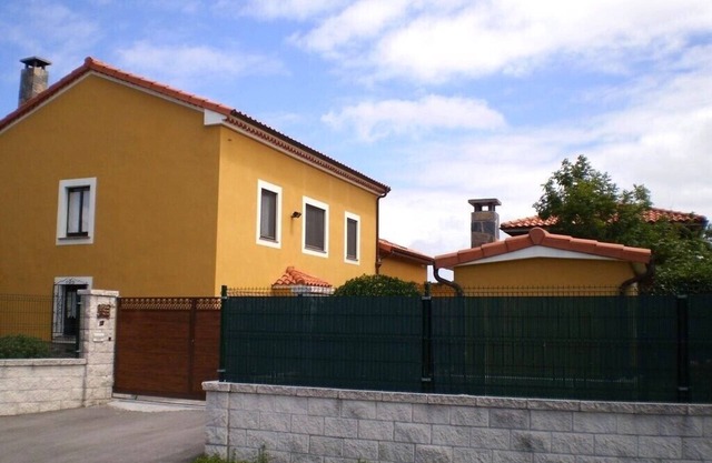 5 Bedroom house, garden, barbecue, WIFI, games room, 0.9 miles from the beach