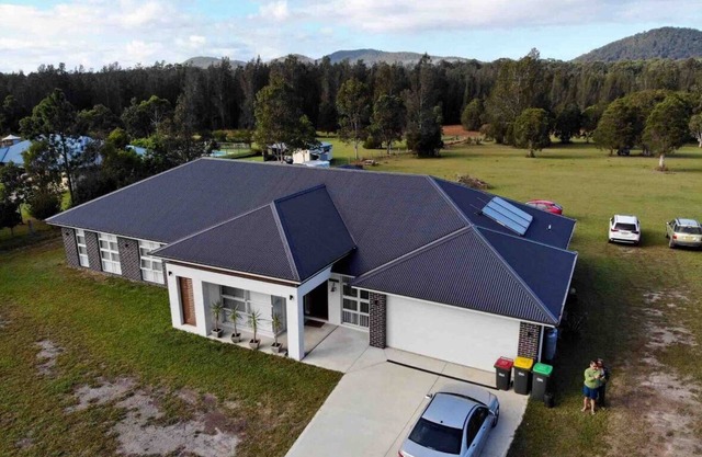 5 bedroom house with access to a river lots of space