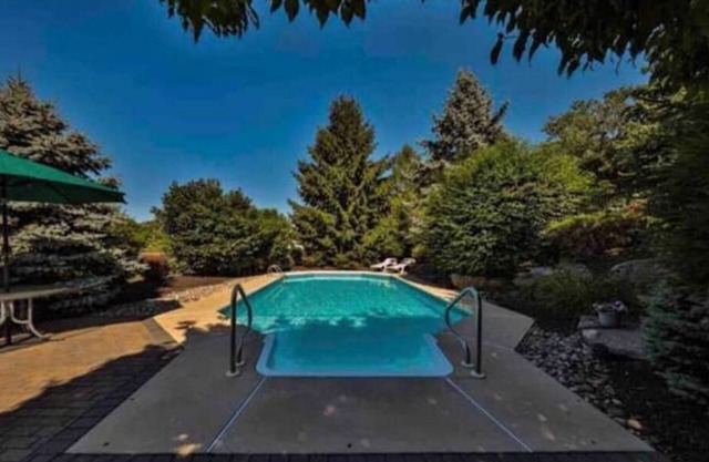 5 bedroom house with HEATED pool and game room