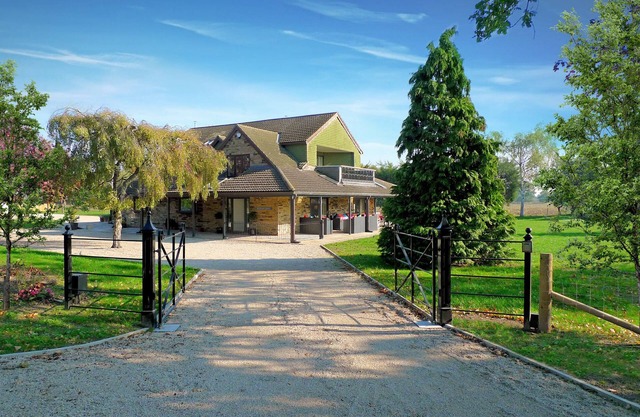 5 bedroom luxury retreat set in 1.3 acres of landscaped grounds with hot tub