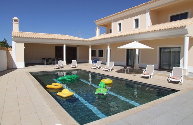 5 Bedroom Luxury Villa with Private Heated Pool. Air Con & WIFI