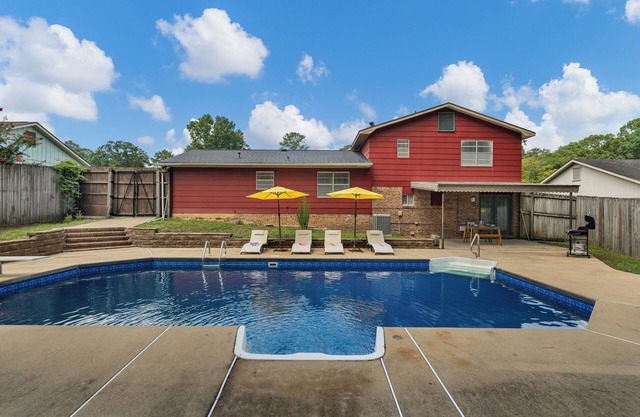 5 Bedroom Paradise Escape with Huge Pool, BBQ, Arcade and Playsetnn