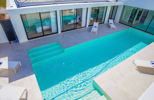 5 Bedroom Villa on a secure golf estate near Franschhoek, Western Cape.