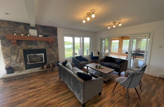5 Bedroom Waterfront Lake House