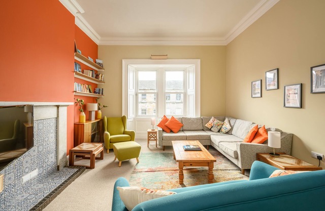 5-bedrooms 3-bathrooms Newington Apartment - Comfy & Spacious - Central Location