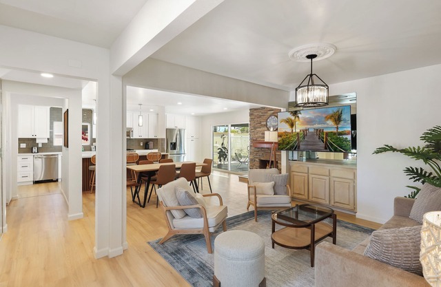 5 Bedrooms Remodeled Home Near Knott’s and Disneyland with Pool