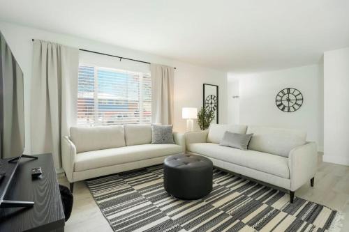 5-Bedrooms! Stylish and Modern Home, Pets Welcome!
