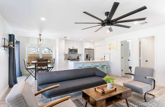 5 BR, 10 min to DT, Sleeps 10, Pet Friendly