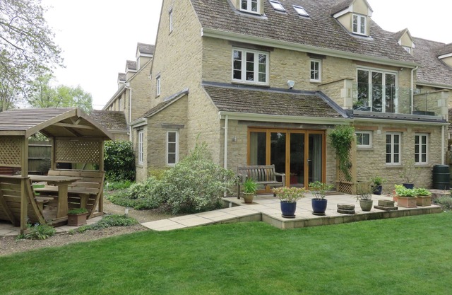 5 BURFORD MEWS, family friendly, with a garden in Burford