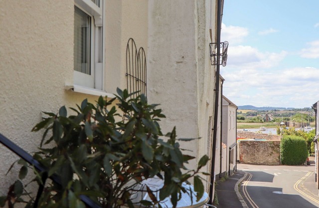 5 EXE STREET, pet friendly, character holiday cottage in Topsham