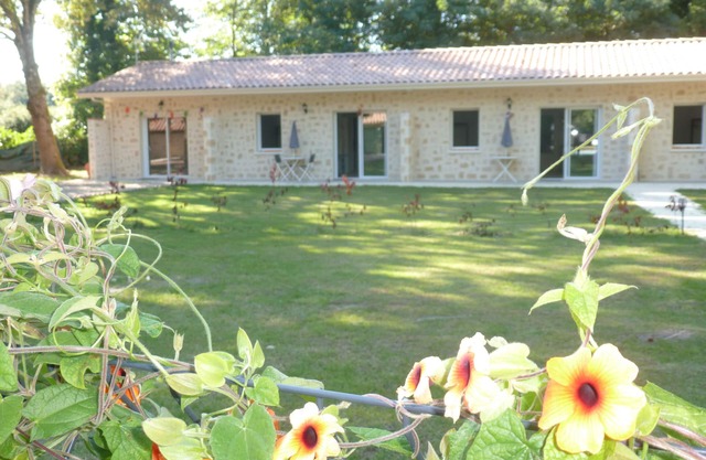 5 Gîtes 2/4 pers. + 3 ch. 26 pers.au total with swimming pool on 5000 m² grounds