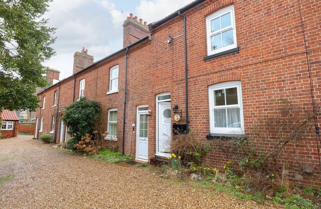 5 MELINDA COTTAGES, pet friendly, with a garden in East Runton