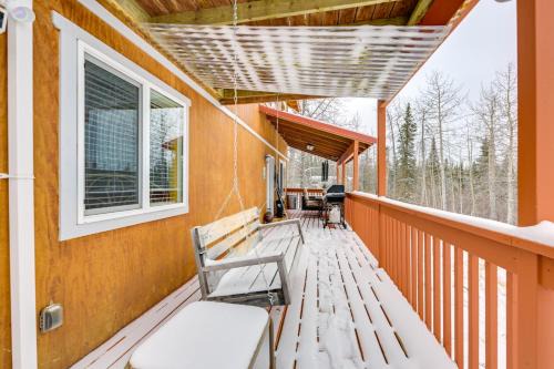 5 Mi to Kasilof River Forest-View Retreat with Deck