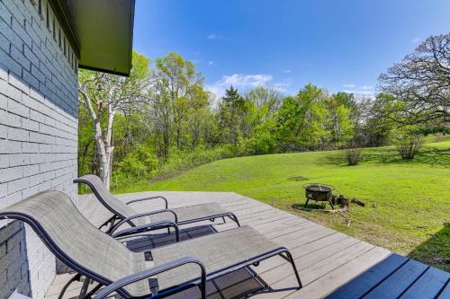 5 Mi to Lake Texoma Wooded Retreat on 3 Acres!