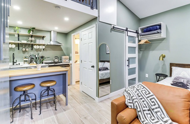 5 Mi to National Harbor: Stylish Apt w/Patio!