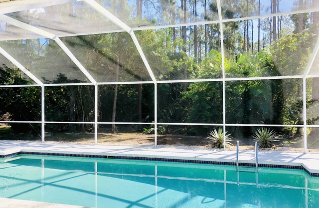 5 Miles to the beach, family home, saltwater pool, pickleball & tennis courts