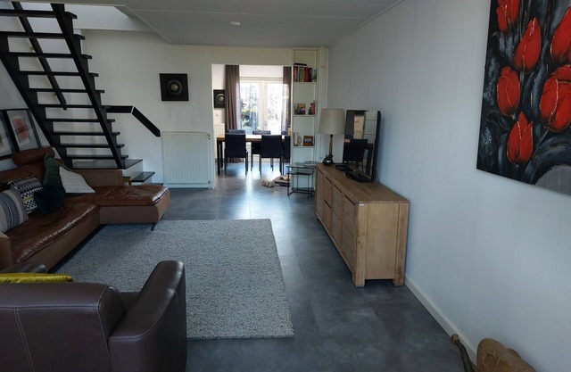 5 min. dike + Ferry Texel/10 min. beach. Canal house with shed four bicycles