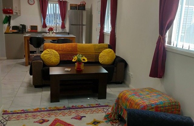 5 min drive from Richmond Shops, Cafes, Polo Clubs, University & RAAF Base.