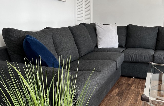 5 min walk to the falls Canada 20 Guest unit! Modern,