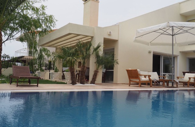 5 min walking distance from Cesme "Ilica Beach" Cozy vila with pool.