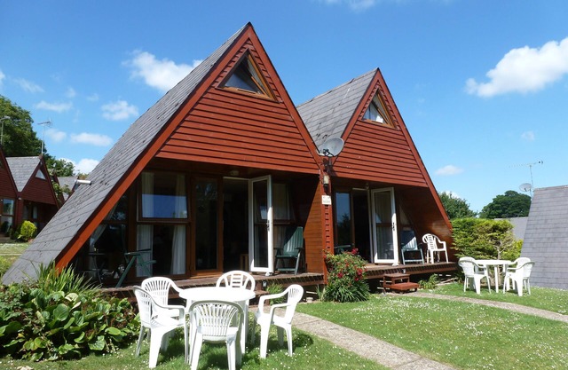 5 mins. to beach, tennis, pool. food in local pubs, castles close by, Free WiFi.