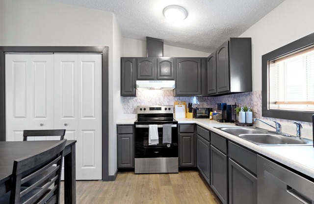 5 mins to Grand Park, 15 mins to Ruoff, pet-friendly, peaceful environment!
