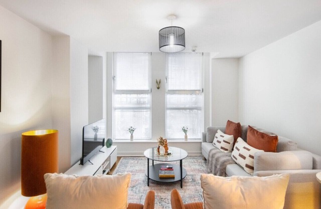 5 Mins Walk to Moorgate | Tranquil City Retreat