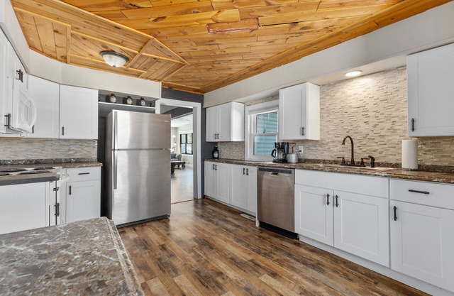 5 minute bike to trails & downtown - Dogs Okay!