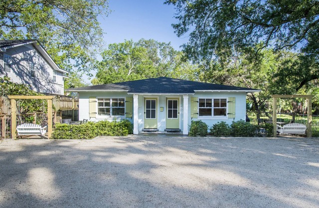 5 Minute Stroll To Beach! Newly Renovated And Listed. Professionally Decorated