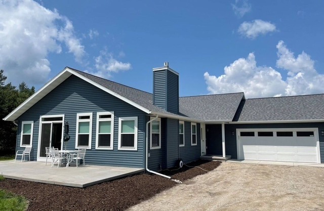 5 minute walk to sand beach & restaurants, sleeps 8, 1.5 acres, in Jacksonport