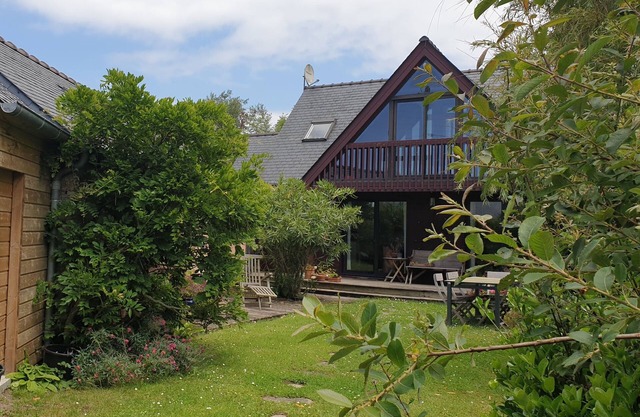 5 minutes from a surfing beach, bright and quiet wooden house