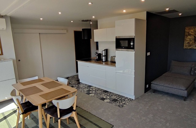 5 minutes from downtown! Apartment with gym