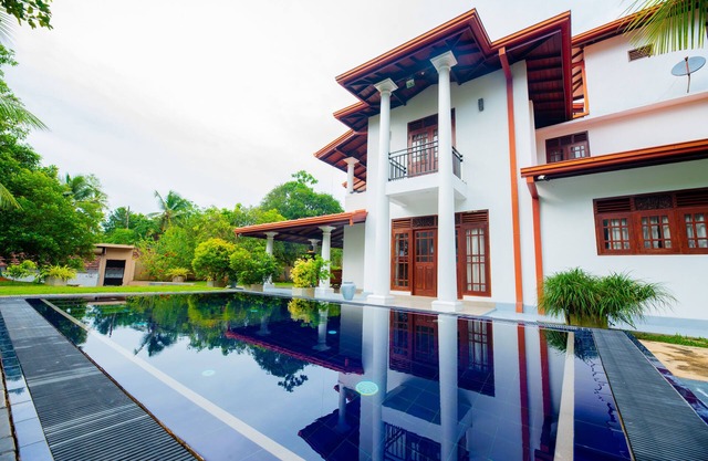 5 minutes to hikkaduwa beach.4 bed room villa