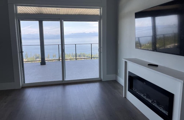 5 minutes to Mall, Castco, Superstore , famous restaurants, incredible sea view.