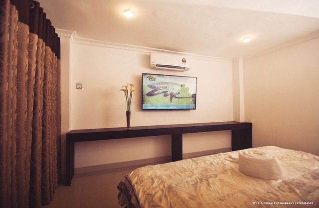 5 minutes to the Royal Botanical Gardens! King sized Bed & KTV room