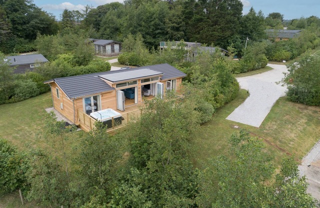 5 SOUTHERN PLACE, family friendly, with hot tub in Dobwalls