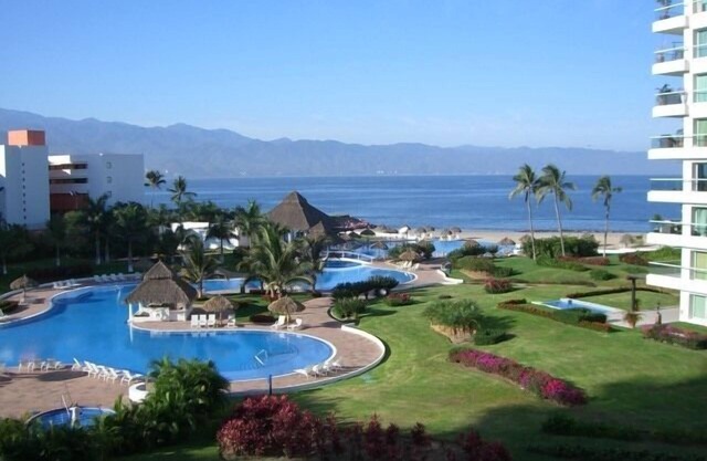 5 STAR BEACH FRONT 3 BED/3 BATH FREE CONCIERGE AIRPORT PICK UP,