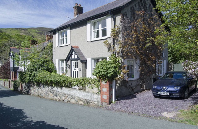 5 Star home from home in Snowdonia - where the mountains meet the sea