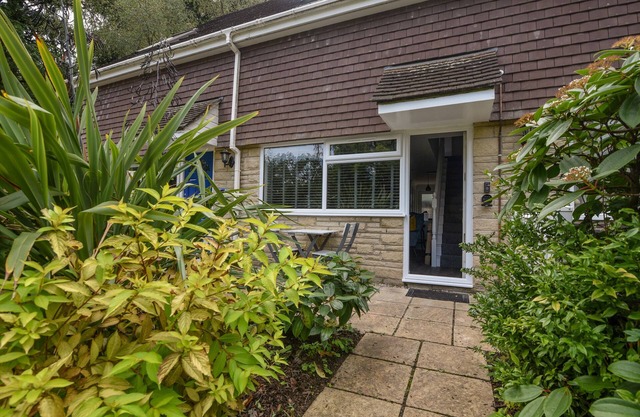 51 FERNHILL HEIGHTS, pet friendly, with a garden in Charmouth