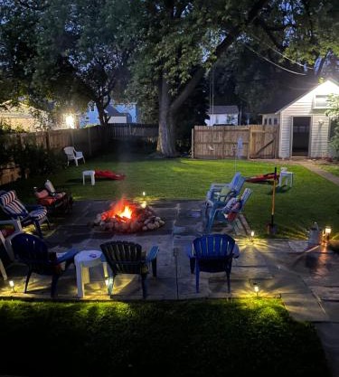 515Escape - Near downtown, private backyard, firepit, bbq, fun!