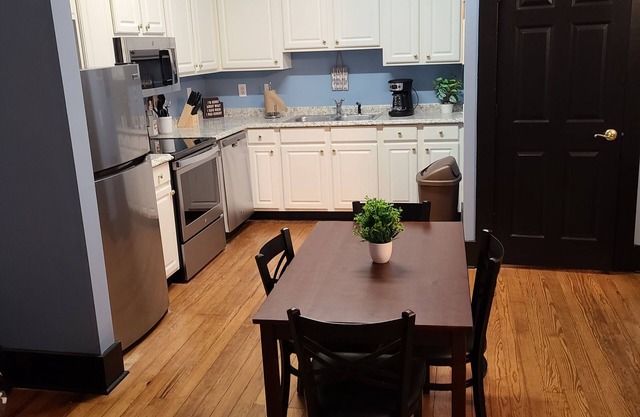 523 C - Historic Downtown Apartment above Brewery BBQ Restaurant - 2 Bedroom