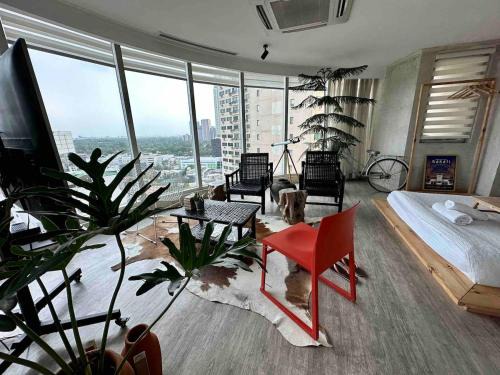 55-SQM The Urban Cabin in Poblacion Makati