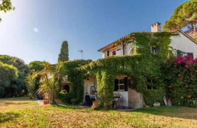 550 m2 house with swimming pool, porch, barbecue, gardens in a 8,000 m2 property.