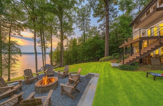 5BR Luxe Lakefront: Spa, Kayaks, Pickleball, Dock
