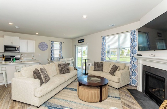 5BR pool view house-amenities andn linens included