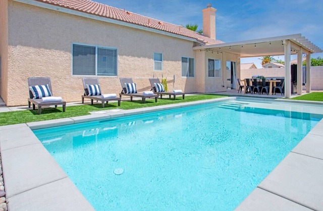5BR w/Games, Pool, SmartTV in each room, and More!