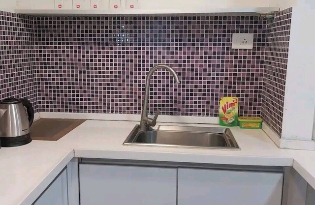 5mints to Airport! Family sized cosy place swimming pool, garden, gym & playarea