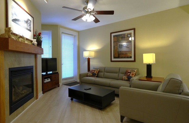 5th-Floor With Beautiful Views Full Kitchen Elegant New Italian Sleeper Sofa
